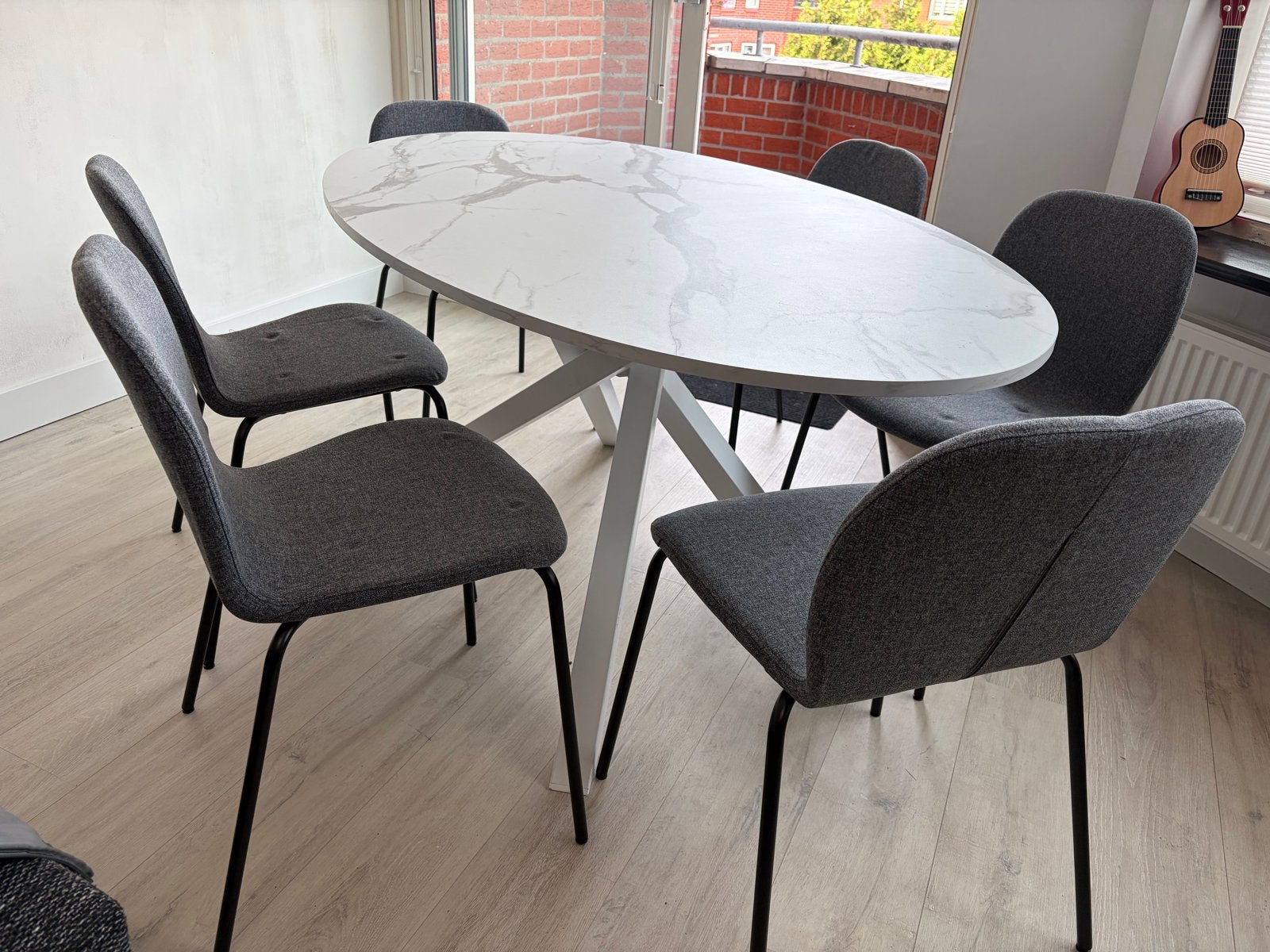 Als nieuw - Ovale eettafel met marmerlook en 6 stoelen, Huis en Inrichting, Ophalen, Kunststof, 100 tot 150 cm, Zo goed als nieuw