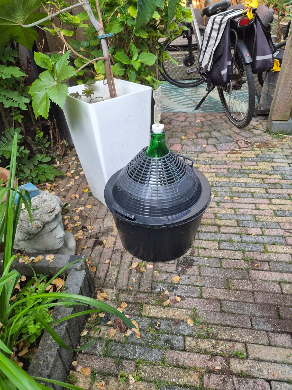 Grote gistfles met mand en waterslot, Ophalen, Gebruikt