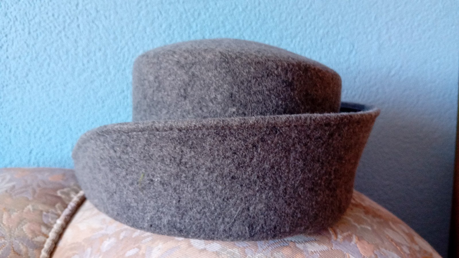 Grijze vilten hoed - Stijlvol en tijdloos, Kleding | Dames, Hoed, Onbekend, Gedragen, One size fits all