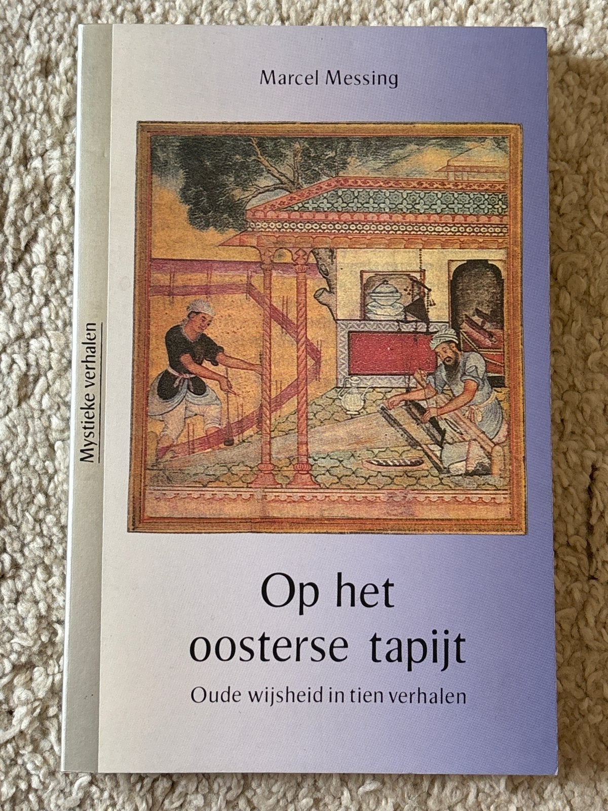 Op het oosterse tapijt - Oude wijsheid in tien verhalen, Ophalen, Zo goed als nieuw, Spiritualiteit algemeen, Verhaal of Roman