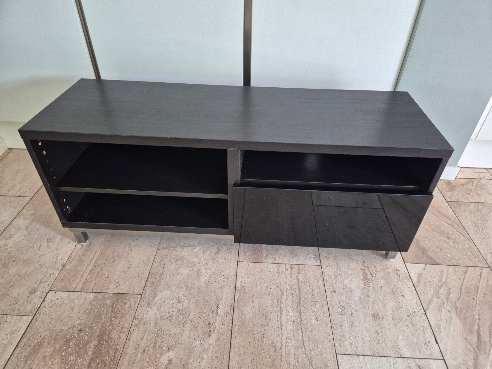 IKEA BESTÅ tv-meubel in zwartbruin met chromen pootjes, Gebruikt, 100 tot 150 cm, Ophalen of Verzenden, Minder dan 100 cm