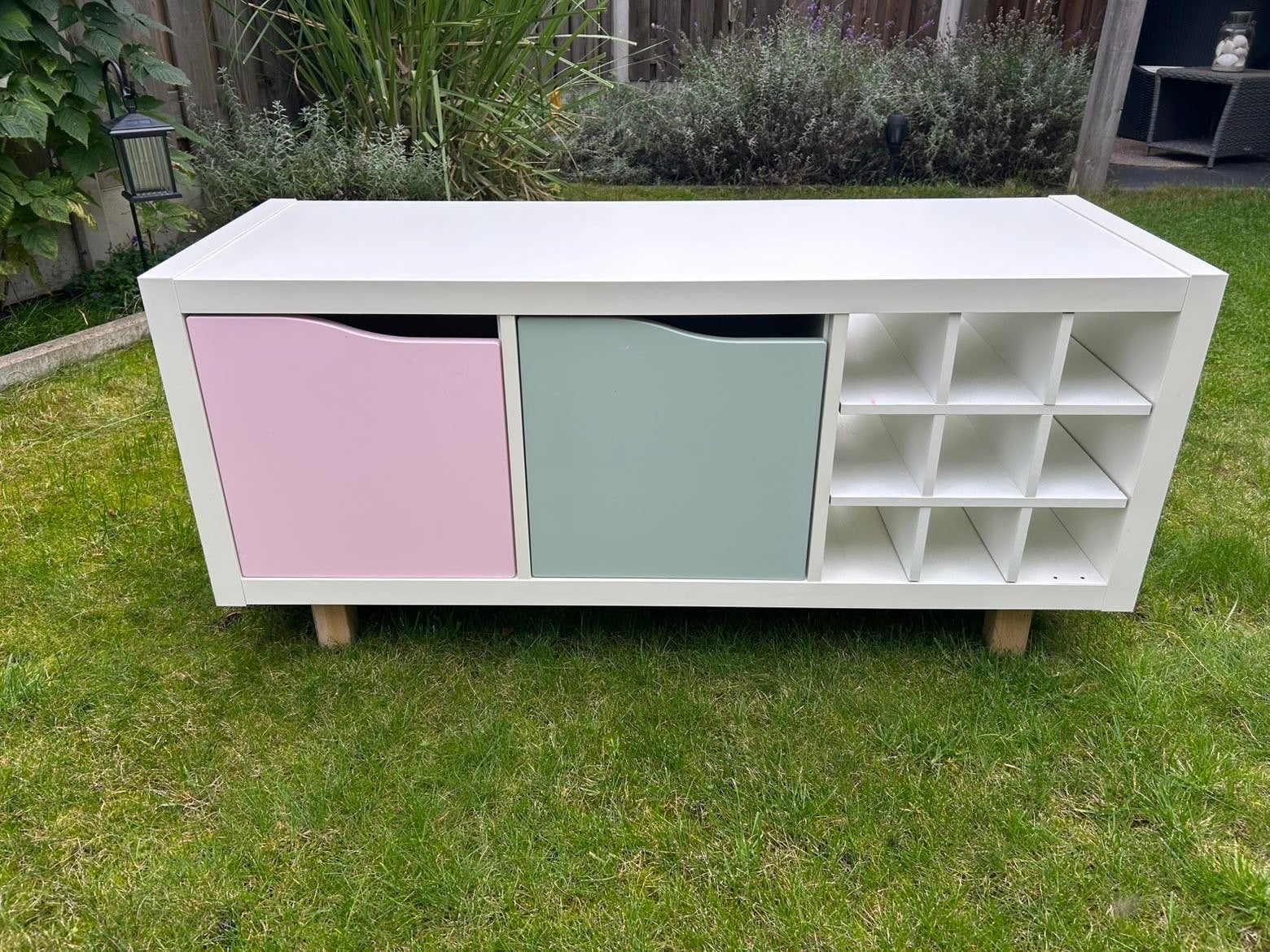 Wit kallax opbergmeubel met roze en mintgroene deurtjes, Ophalen, Gebruikt