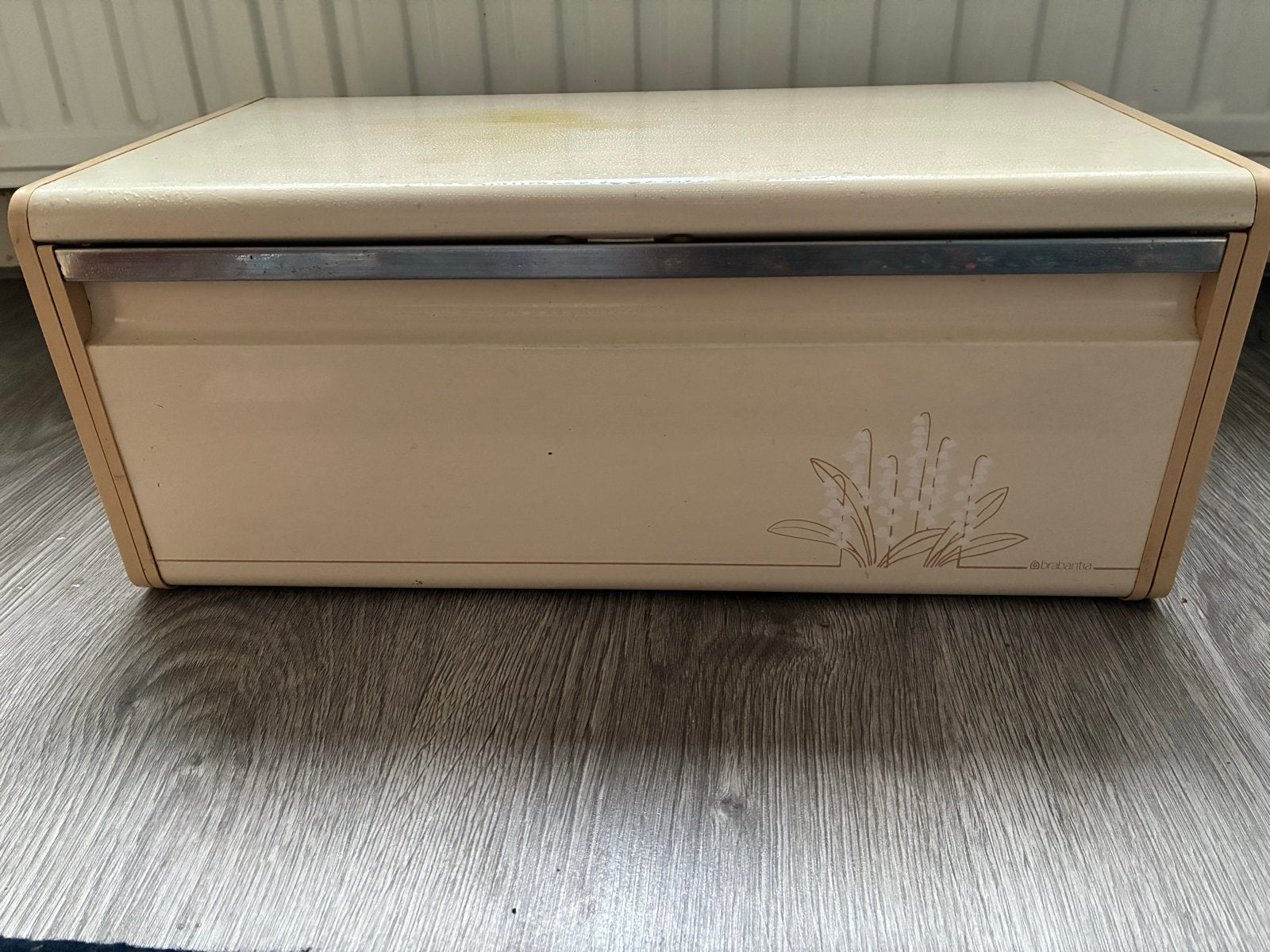 Vintage Brabantia Broodtrommel - Crème met Lelietjes-van-dal, Antiek en Kunst, Ophalen of Verzenden
