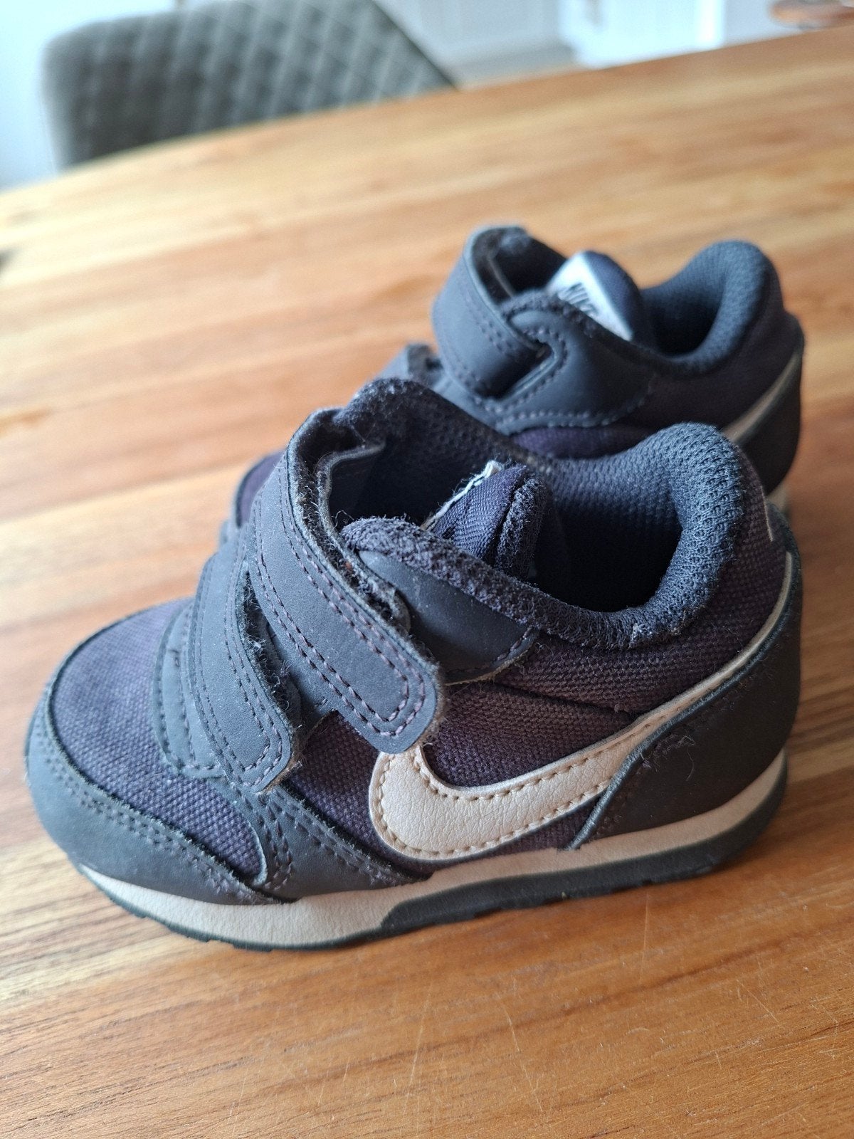 Nike MD Runner 2 baby sneakers maat 21, Schoentjes, Jongetje of Meisje, Ophalen of Verzenden, Zo goed als nieuw