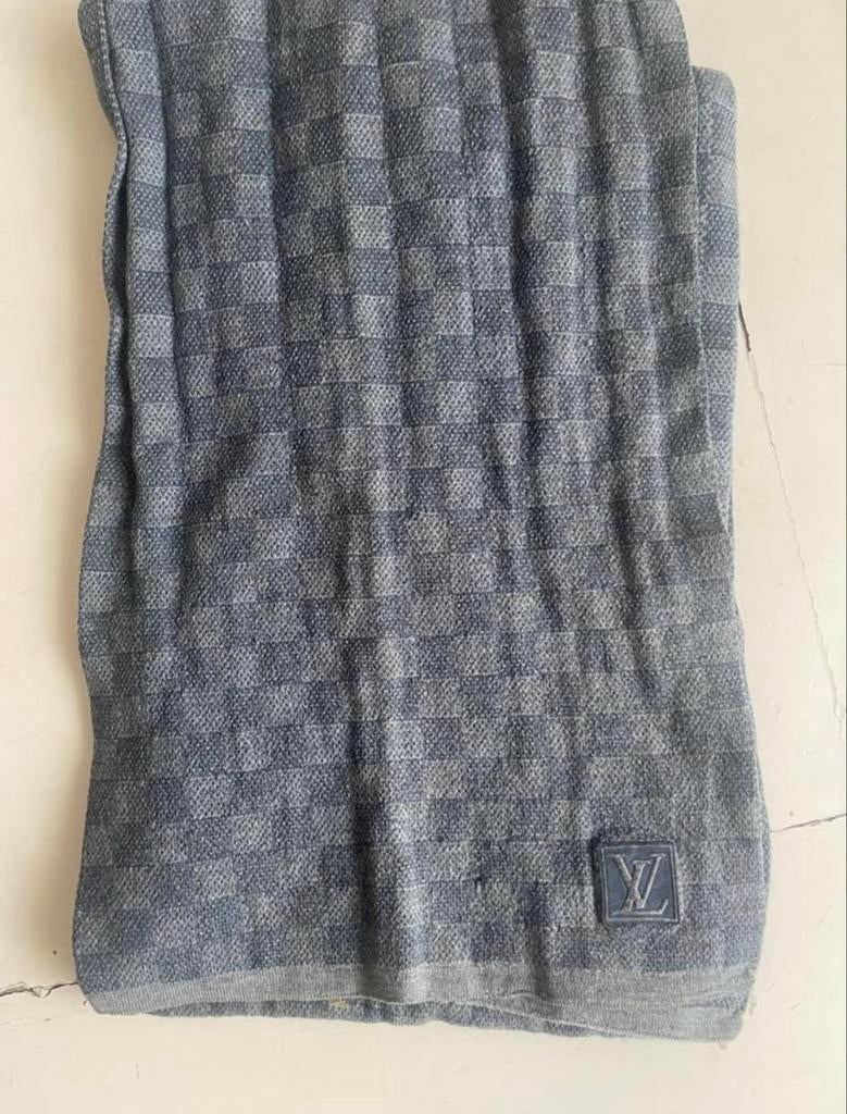 Originele Louis Vuitton Damier Sjaal - lichtblauw Wol, Ophalen of Verzenden, Zo goed als nieuw
