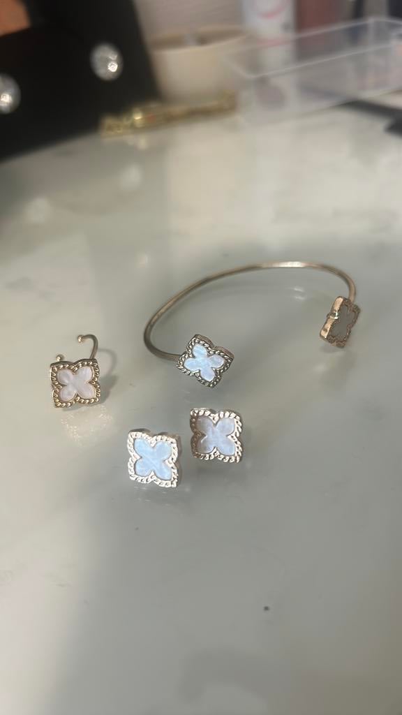 Witte klaver sieraden set armband, oorbellen en ring, Ophalen of Verzenden, Goud, Overige typen