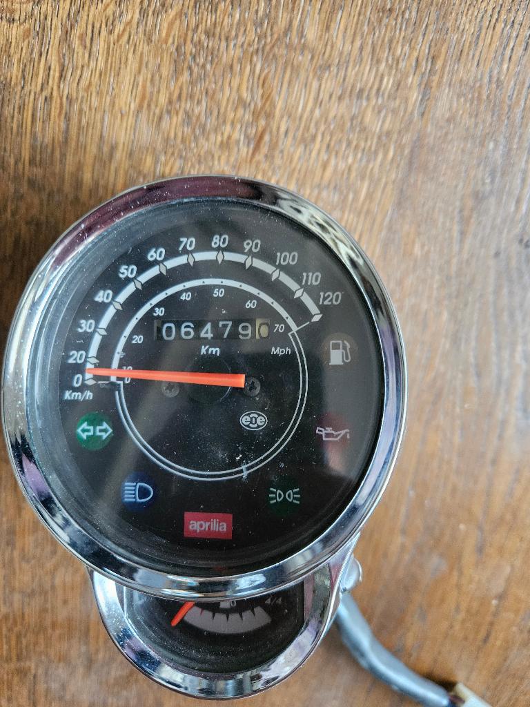 scooter KM teller, Fietsen en Brommers, Scooters | Aprilia, Maximaal 45 km/u, SR 50, Zo goed als nieuw, Benzine