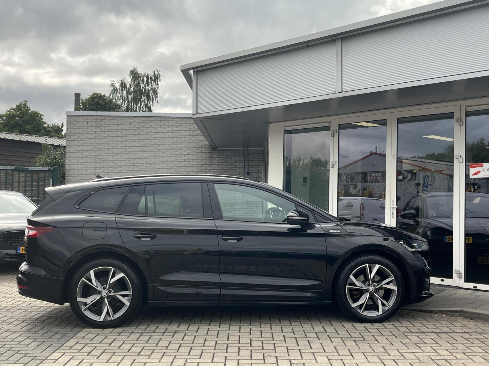 Skoda Enyaq iV 80 Sportline 204PK BTW ACC+TREKHAAK+KEYLESS, Achterwielaandrijving, Gebruikt, Zwart, 80 kWh