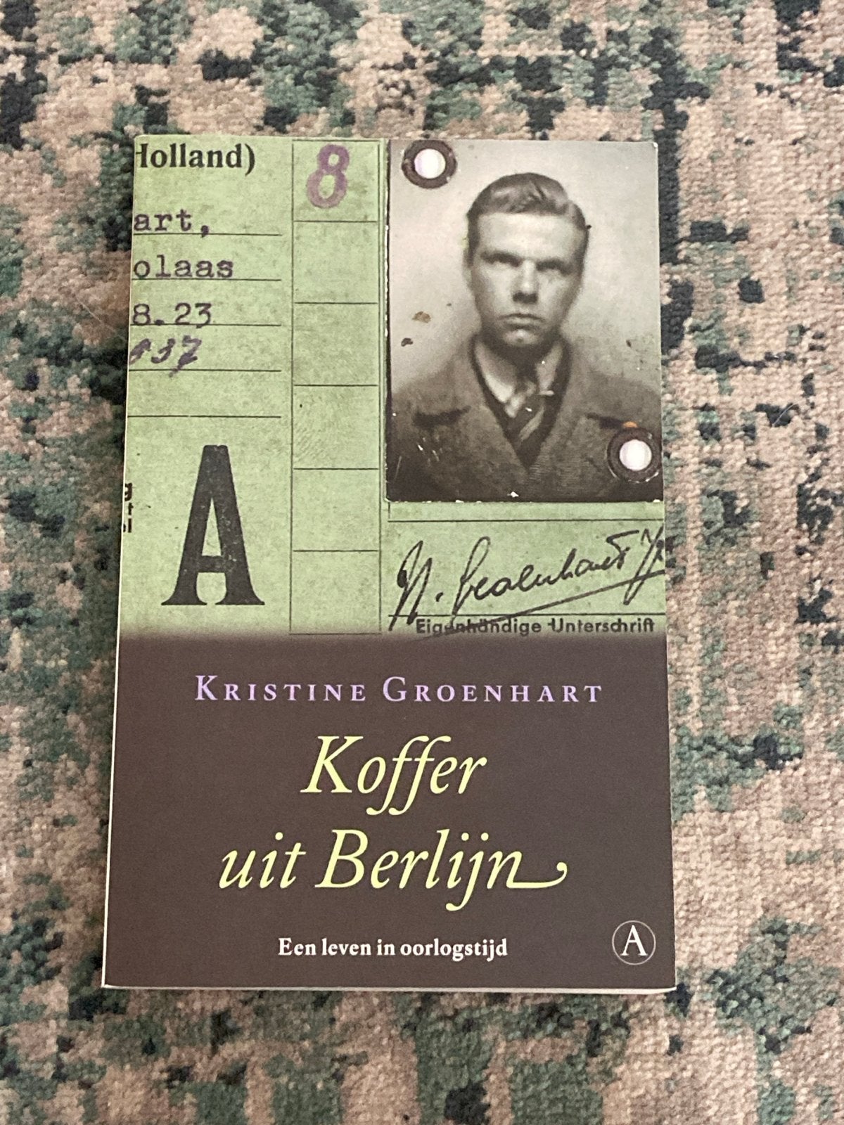 Koffer uit Berlijn - Kristine Groenhart (biografie), Ophalen of Verzenden, Zo goed als nieuw, Europa overig