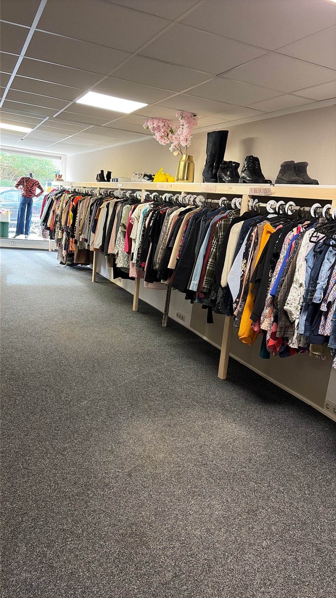 Grote  partij kleding ca 1000 stuks, Ophalen, Zo goed als nieuw