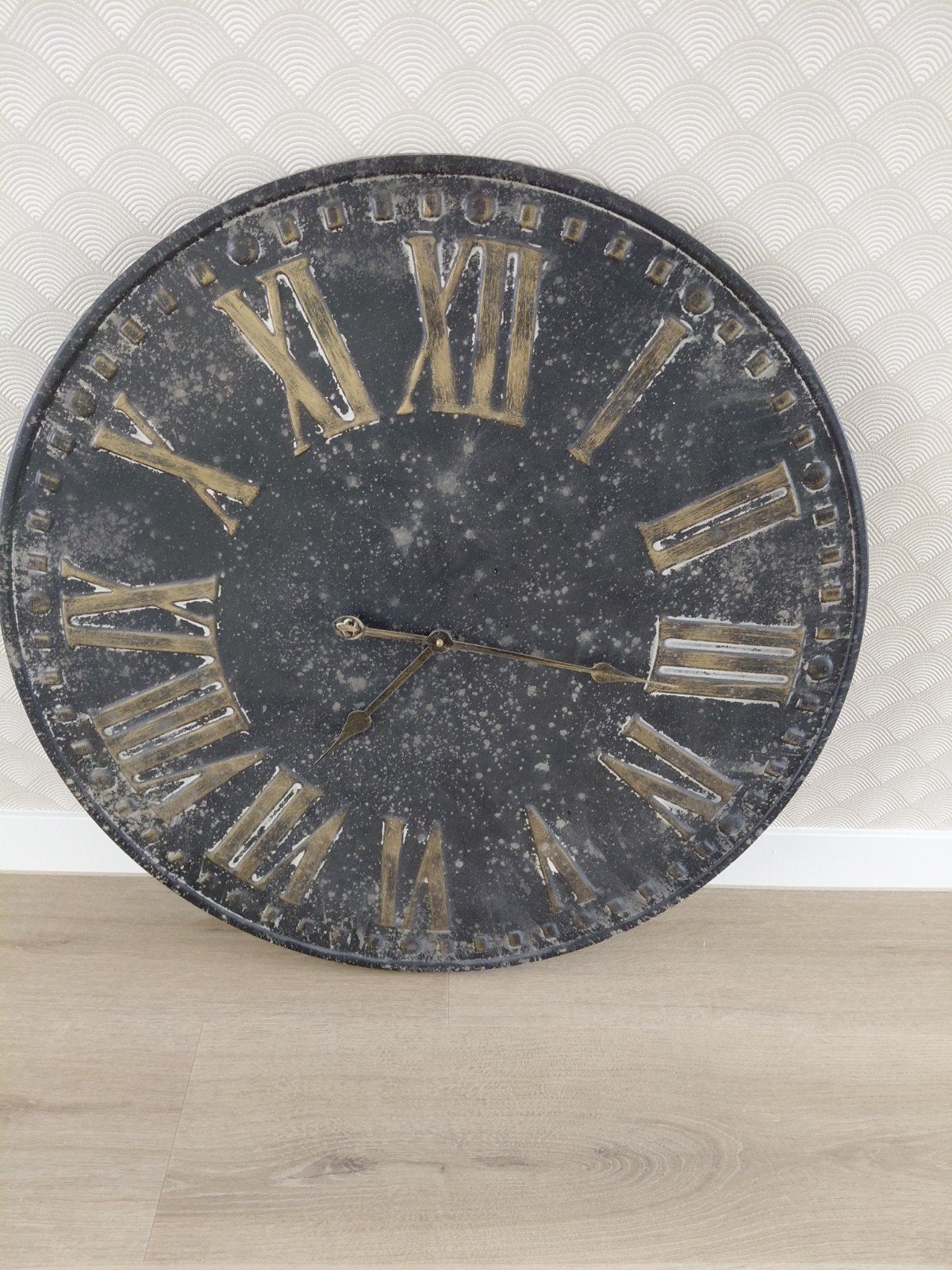 Grote vintage wandklok met Romeinse cijfers, Vintage, Analoog, Werkt op batterijen, Ophalen of Verzenden
