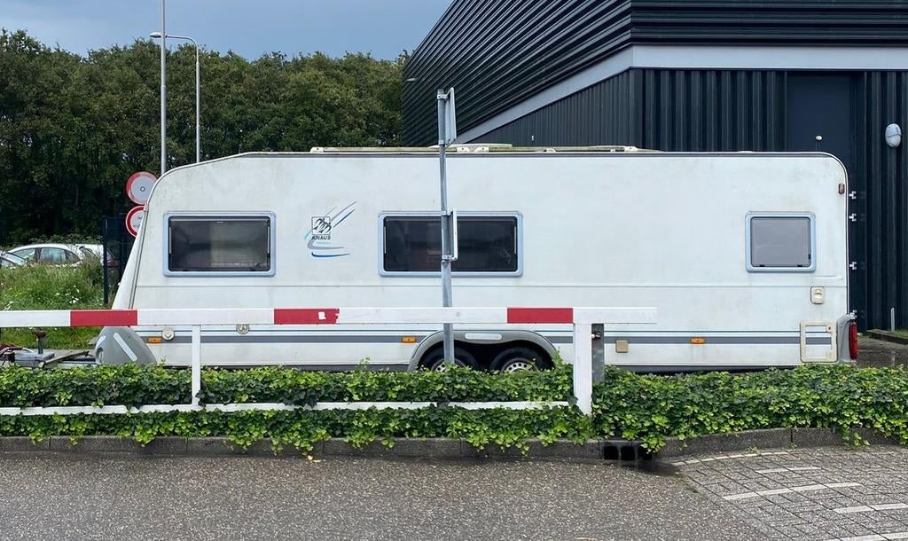 Luxe Knaus 650 caravan met vloeistofverwarming / tiny house, Caravans en Kamperen, 2 aparte bedden, Treinzit, Particulier, Knaus