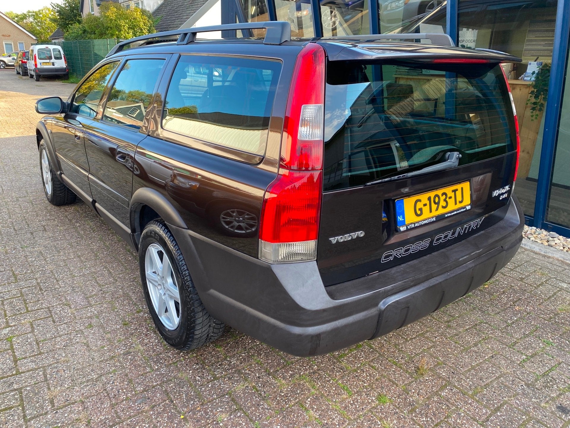 Volvo XC70 2.5 T AWD Automaat Comfort LEER / SUNROOF / YOUNG, Auto's, Automaat, Zwart, Bruin, XC70