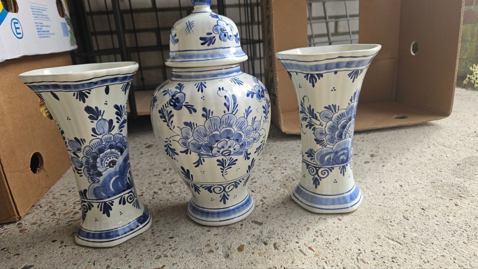 Set van 3 Delfts Blauwe Vazen en Pot met Deksel, Antiek en Kunst, Antiek | Vazen, Ophalen of Verzenden
