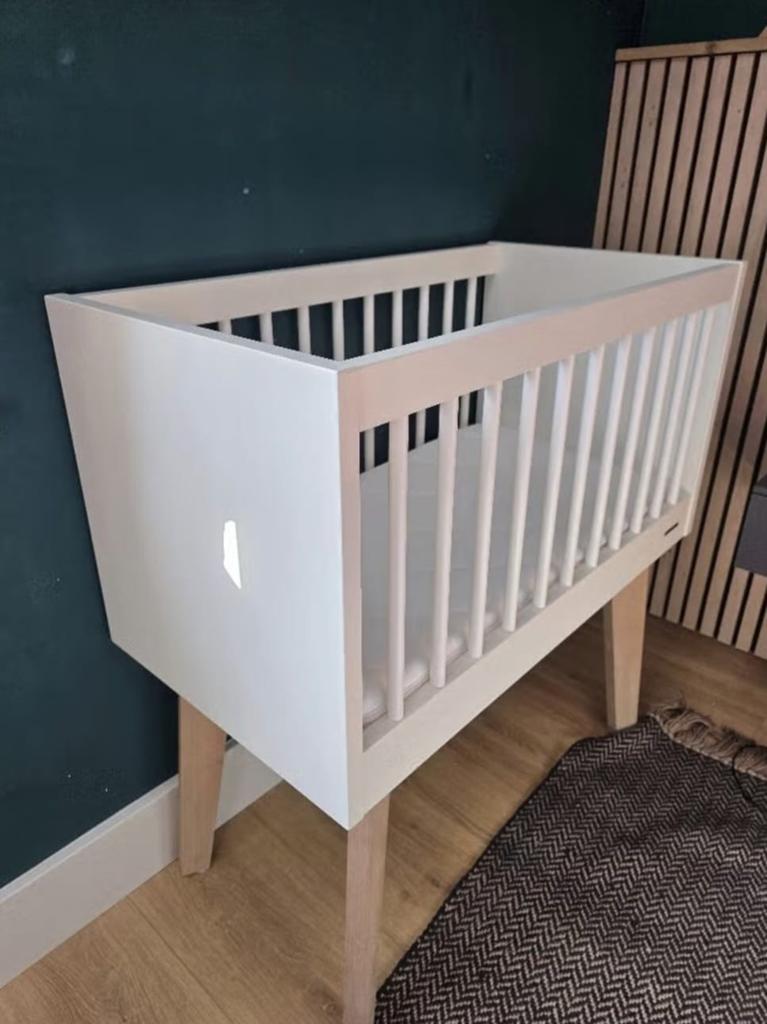 Kidsmill sixties wieg wit 80x40 incl matras, Kinderen en Baby's, Babywiegjes en Ledikanten, Ophalen of Verzenden, Wieg