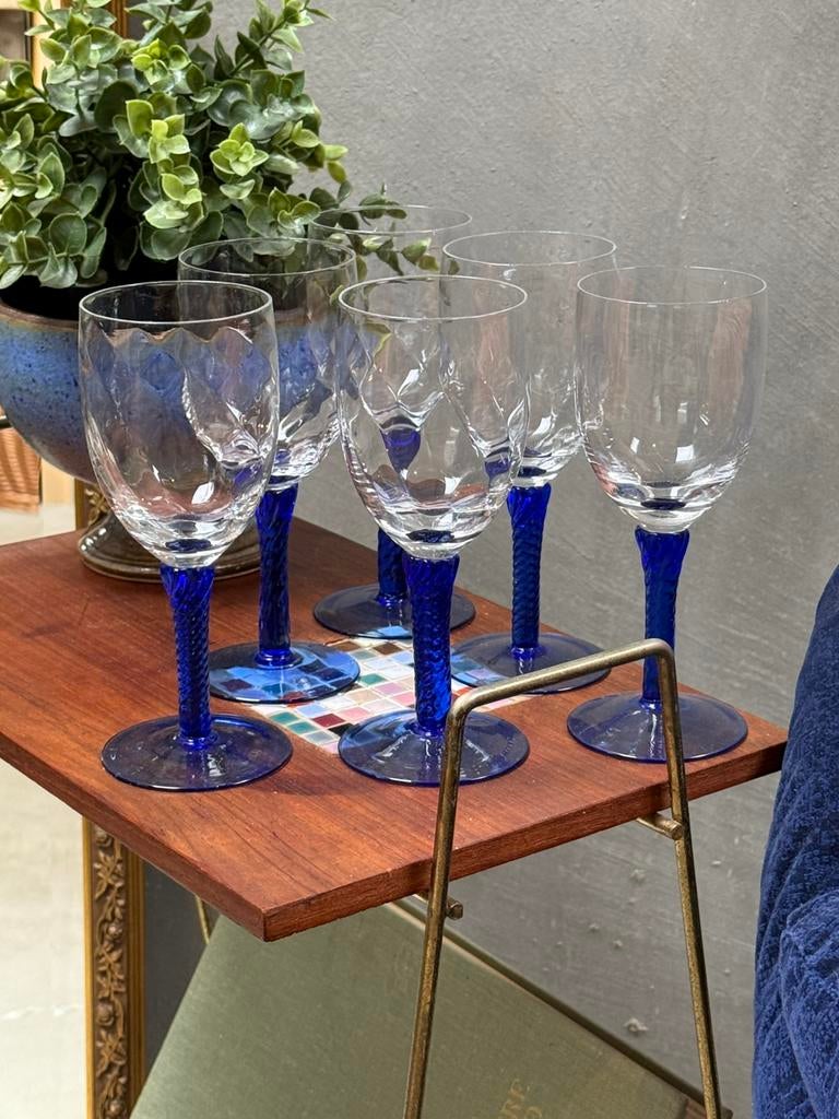 Vintage wijnglazen op gedraaide blauwe voet, Verzamelen, Q, Overige typen, Q, Ophalen of Verzenden
