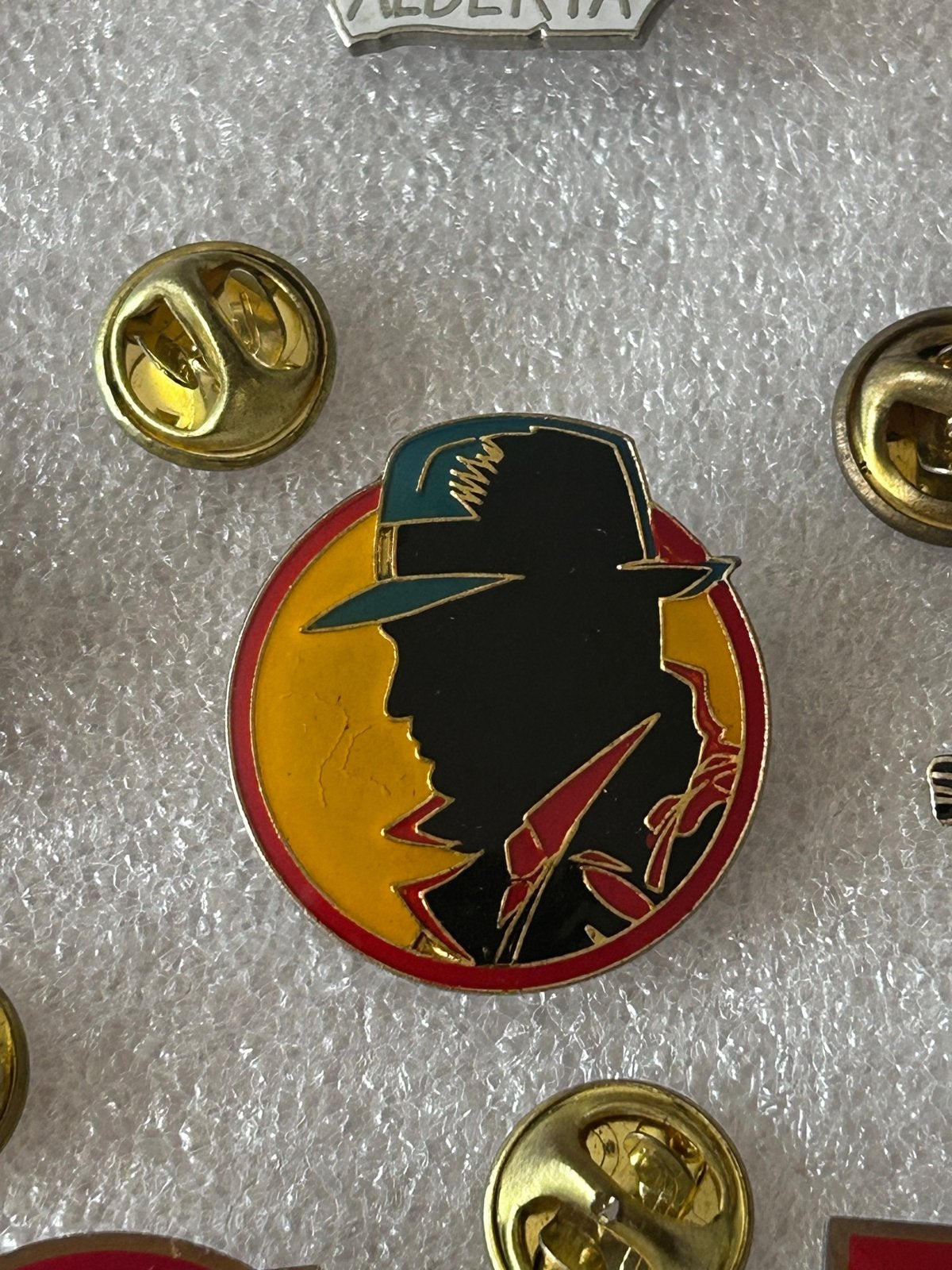 Vintage Detective Pin - Mysterieuze Man met Hoed, Ophalen of Verzenden, Gebruikt, Overige onderwerpen, Speldje of Pin