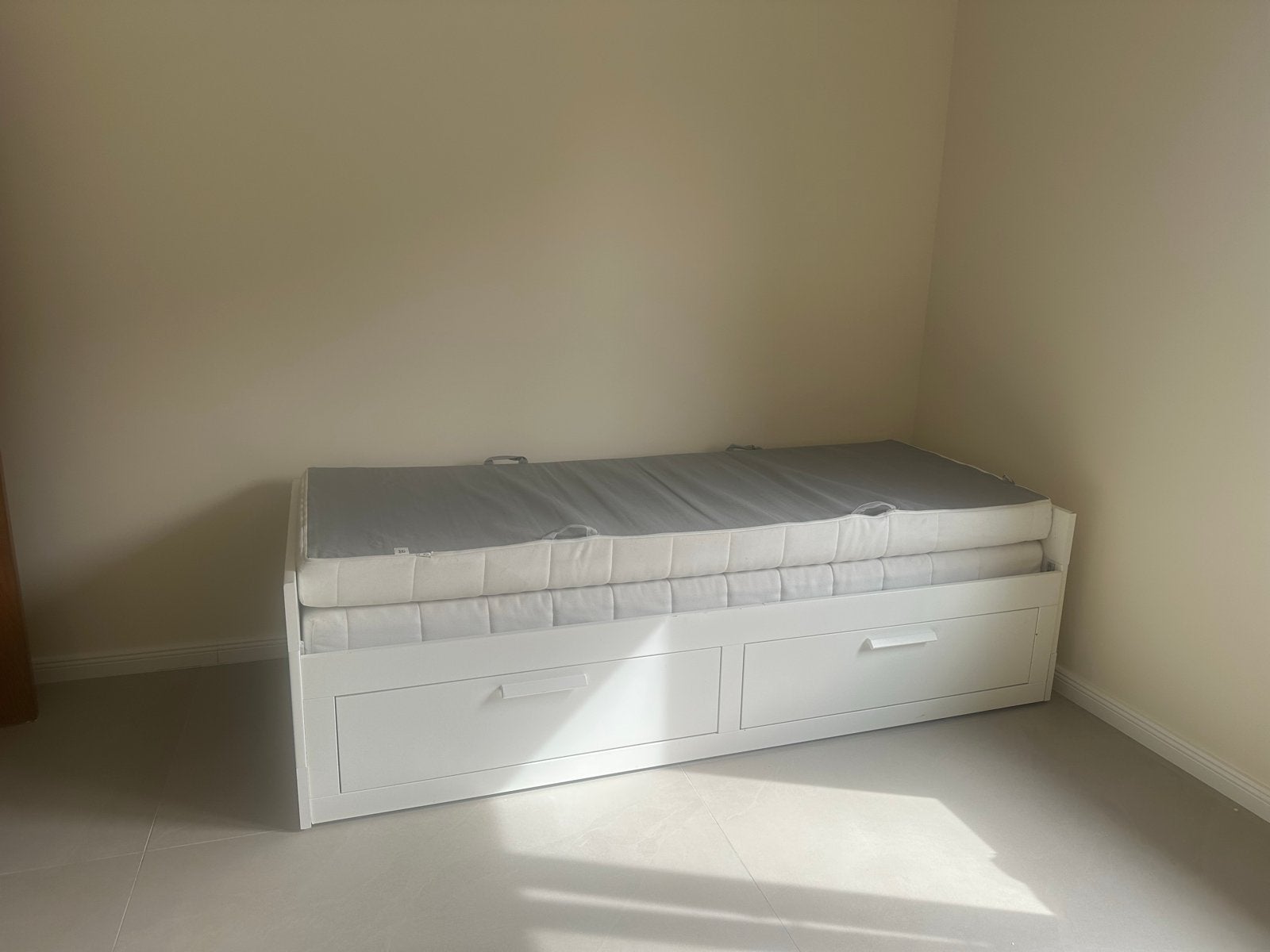 IKEA Uitschuifbed met 2 matrassen, Huis en Inrichting, Ophalen, 90 cm, Wit, Tweepersoons