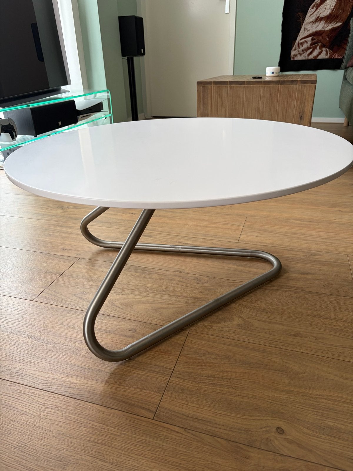 Witte ronde salontafel met metalen onderstel, Huis en Inrichting, Tafels | Salontafels, Ophalen, Kunststof, Gebruikt, 50 tot 100 cm