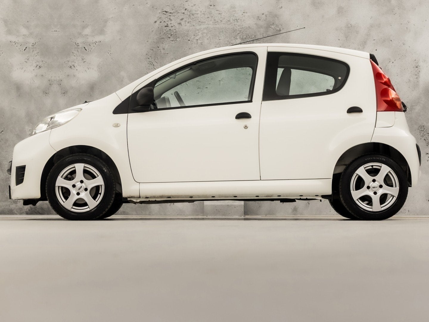 Peugeot 107 1.0-12V XR Sport (5 DEURS, SCHERM, AIRCO, LM VEL, Voorwielaandrijving, Stof, Gebruikt, Zwart