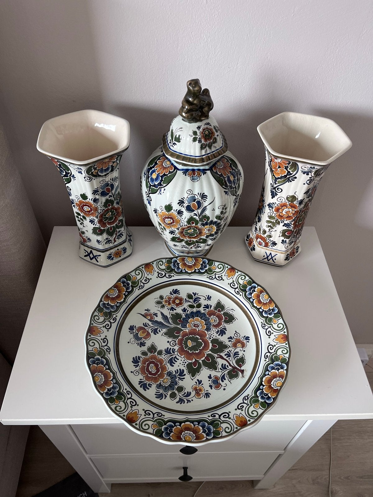 Delfts polychroom handwerk vazen en bord., Ophalen
