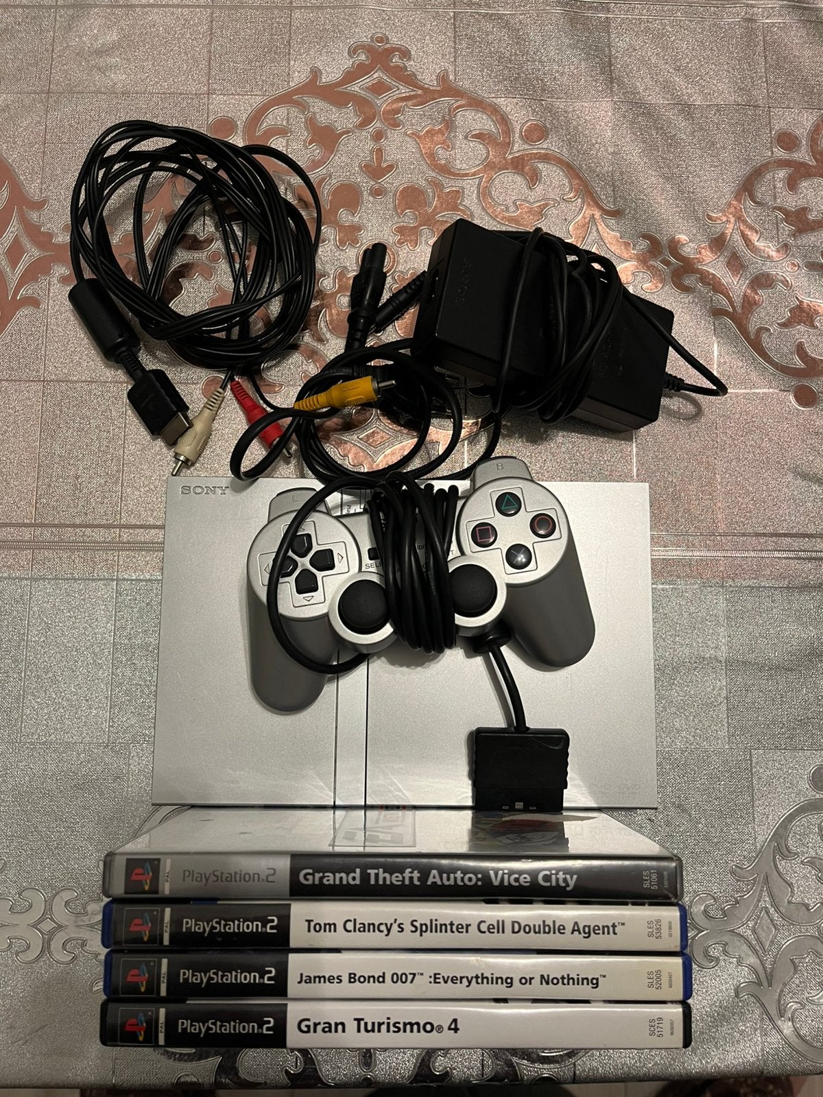 PlayStation 2 Slim Zilver + Controller, Kabels & 4 Games, Met games, Ophalen of Verzenden, Zo goed als nieuw, Met 1 controller
