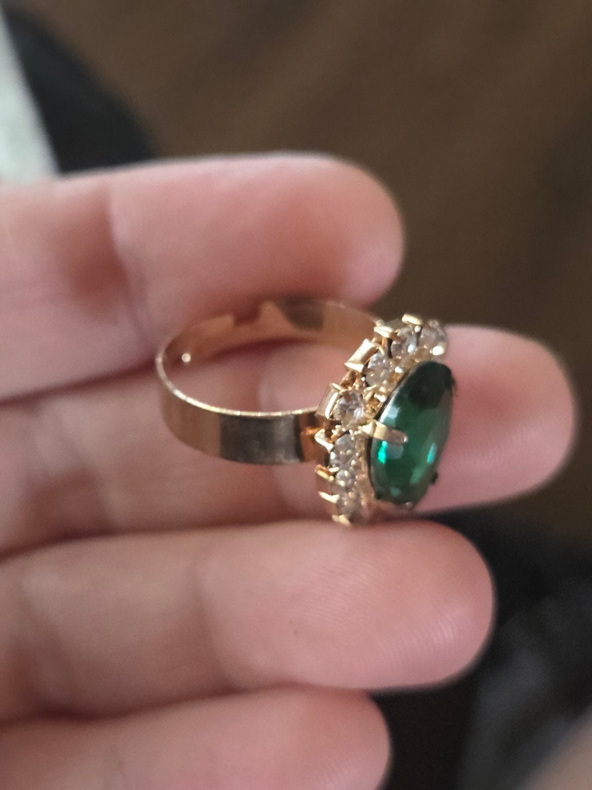Goudkleurige Ring met Groene Steen en Strass - Maat 19 Nieuw, Overige materialen, Met edelsteen, 19 tot 20, Nieuw