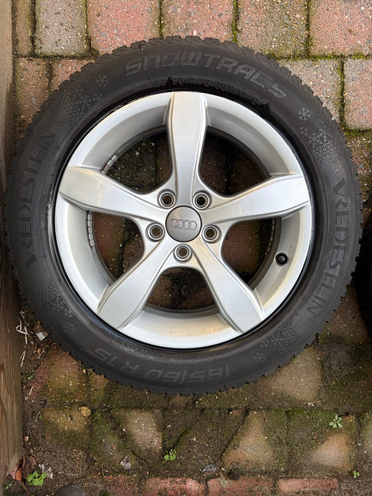 Originele Audi 15 inch velgen + winterbanden 185/60 R15, Ophalen, 15 inch, Banden en Velgen, 185 mm