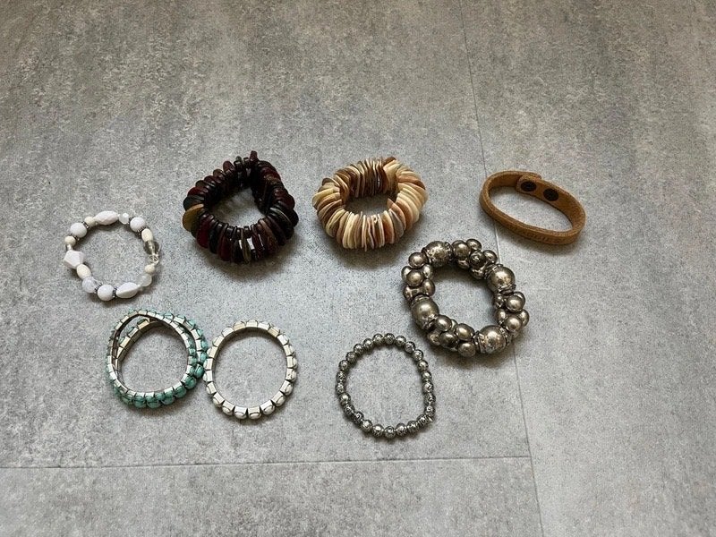 9 Verschillende armbanden, leer, schelpen, hout, schelpen, Ophalen of Verzenden, Gebruikt, Overige kleuren, Overige materialen
