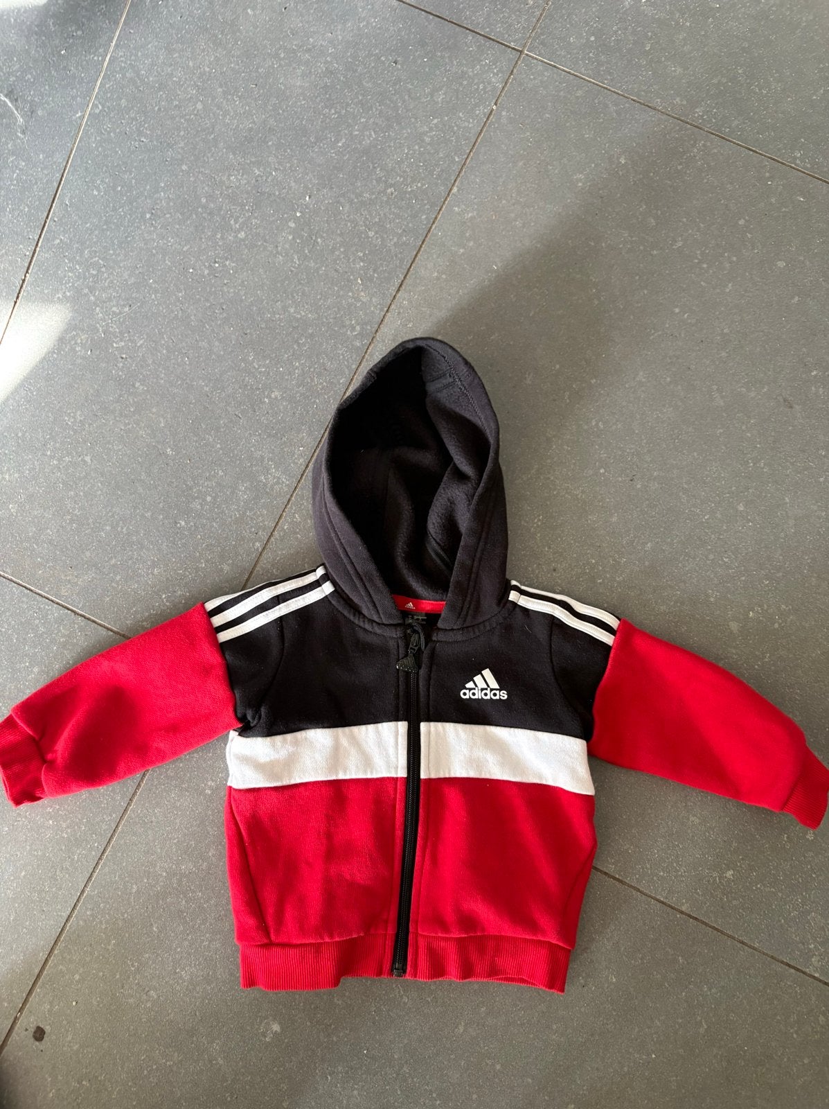Adidas vestje maat 68 rood/zwart/wit, Ophalen of Verzenden, Gebruikt, Jongetje of Meisje, Truitje of Vestje