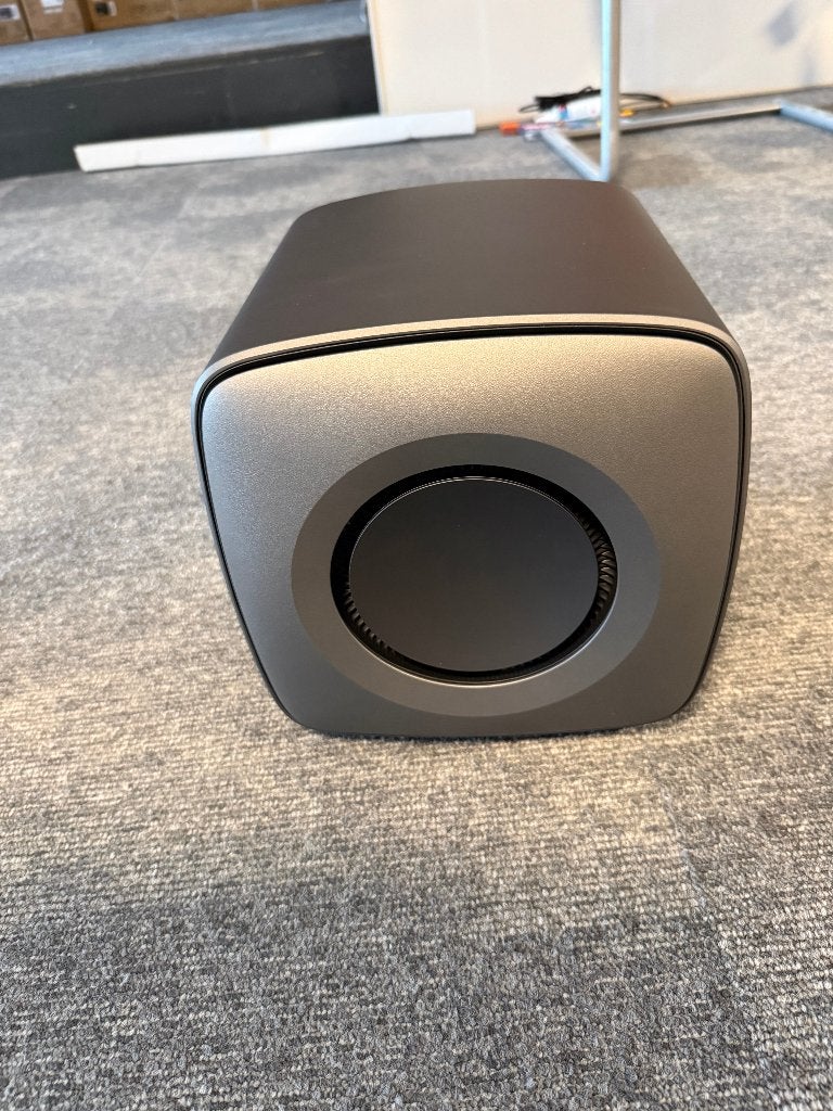 KEF KC62 Actieve Subwoofer – Titanium Gray, 150 watt of meer, Subwoofer, Inclusief kabels, Ophalen of Verzenden
