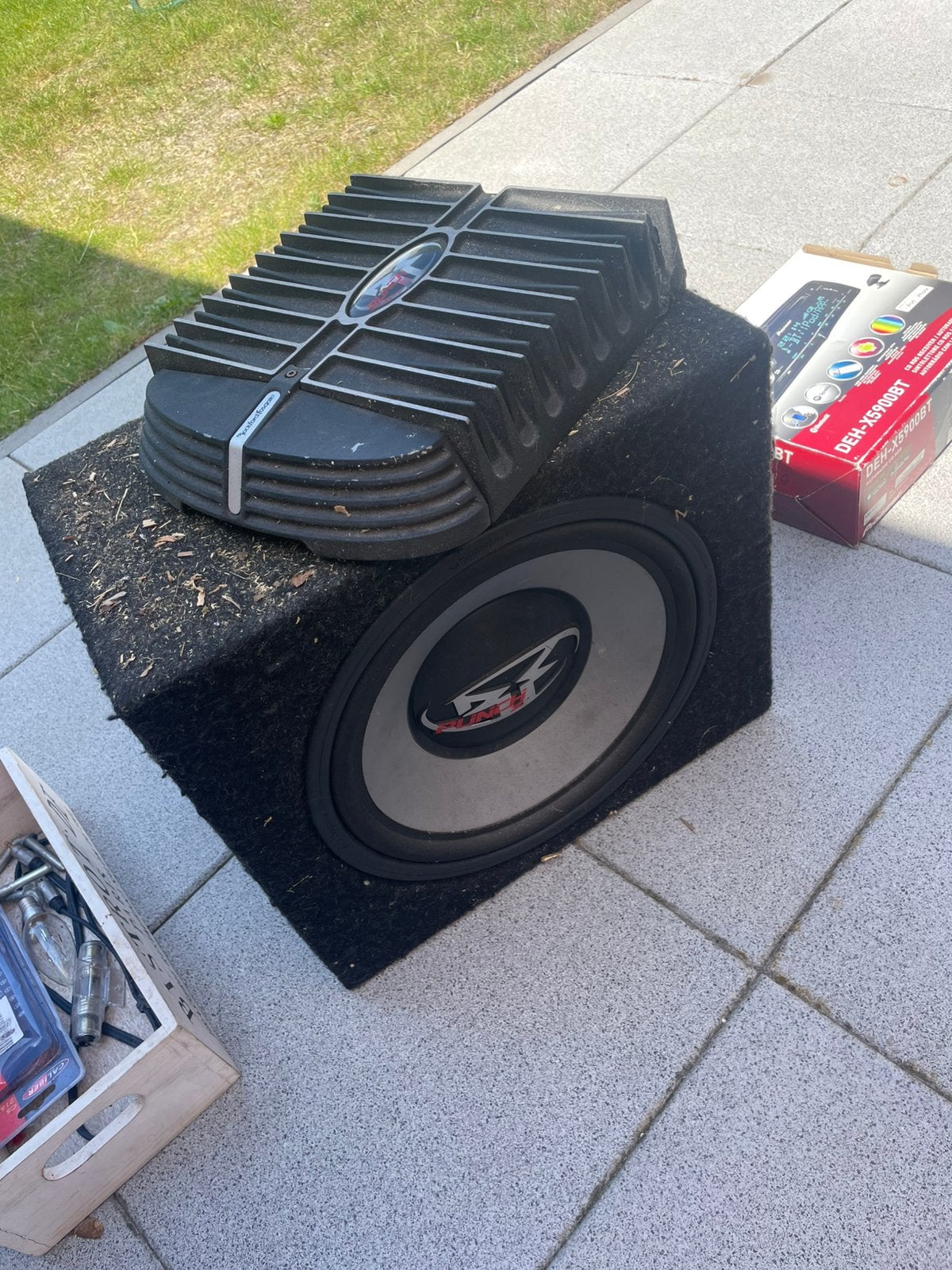 Bassbox/kist met autoradio., Ophalen, Gebruikt