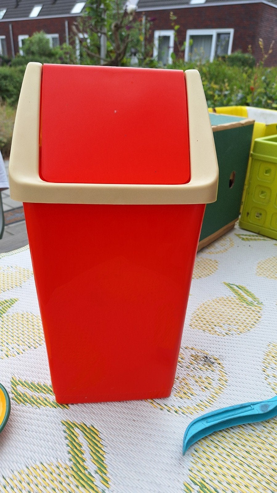 Vintage oranje prullenbak met klepdeksel, Ophalen, 50 – 75, Kunststof, Gebruikt