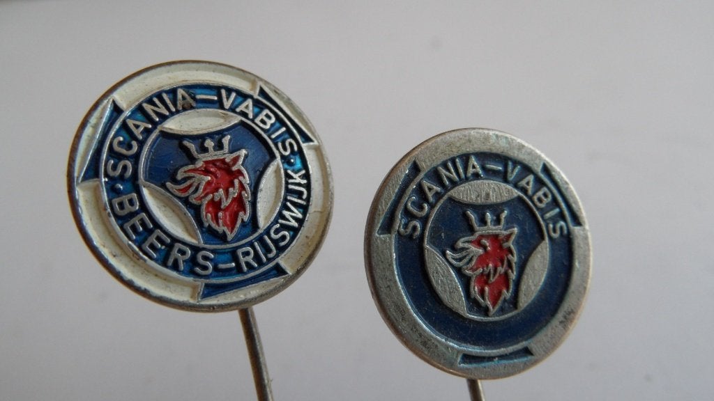 Scania-Vabis Beers Rijswijk oldtimertruck speldjes 2 x, Verzenden, Gebruikt, Merk, Speldje of Pin