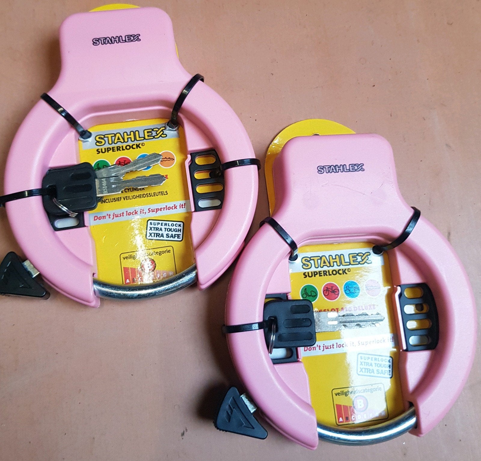 2 roze wielsloten, Ophalen, Nieuw