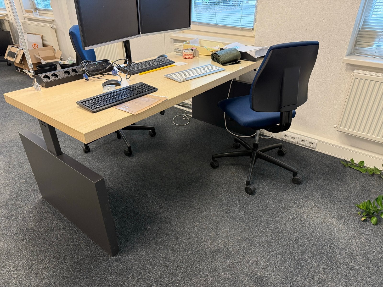 3 bureaus met stoel in goede staat - per set, Huis en Inrichting, Bureaus, Overige typen, Gebruikt, Hout, Ophalen of Verzenden