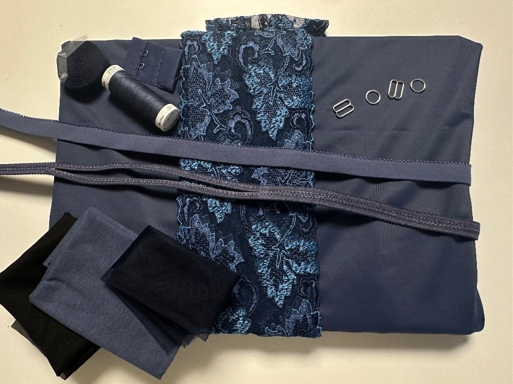 NR.35 MIDNIGHT SAPPHIRE  LINGERIE COMPL.PAKKET REKBAAR KANT, Ophalen of Verzenden, Nieuw, Paspop