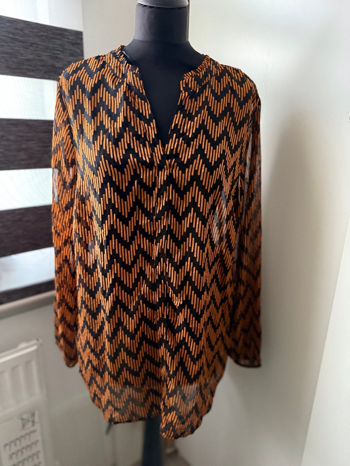 Zwarte blouse met oranje zigzagprint maat M/L, Ophalen of Verzenden, Gedragen, Maat 38/40 (M), Zwart