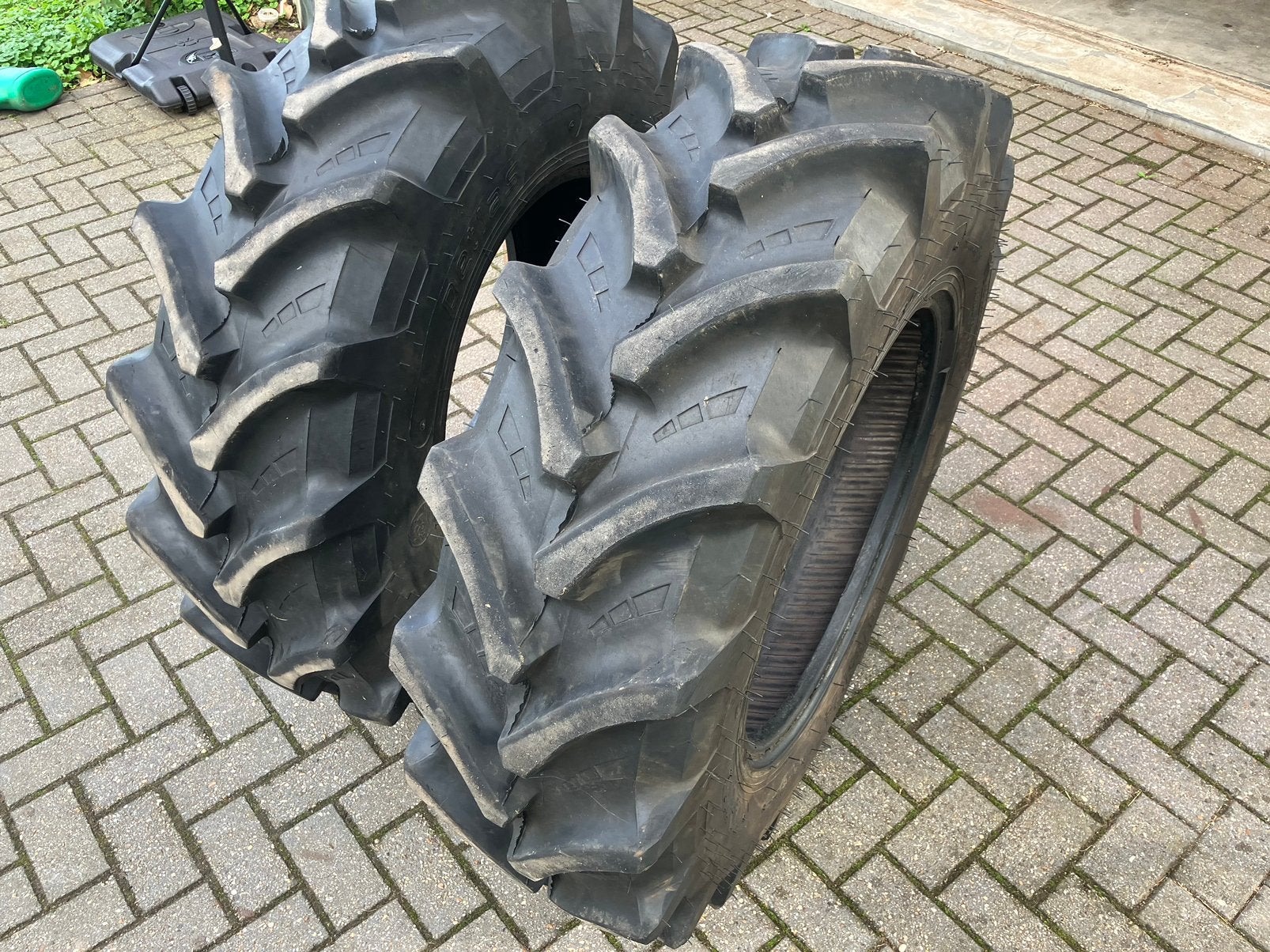 Setje banden 340/85R24, Ophalen