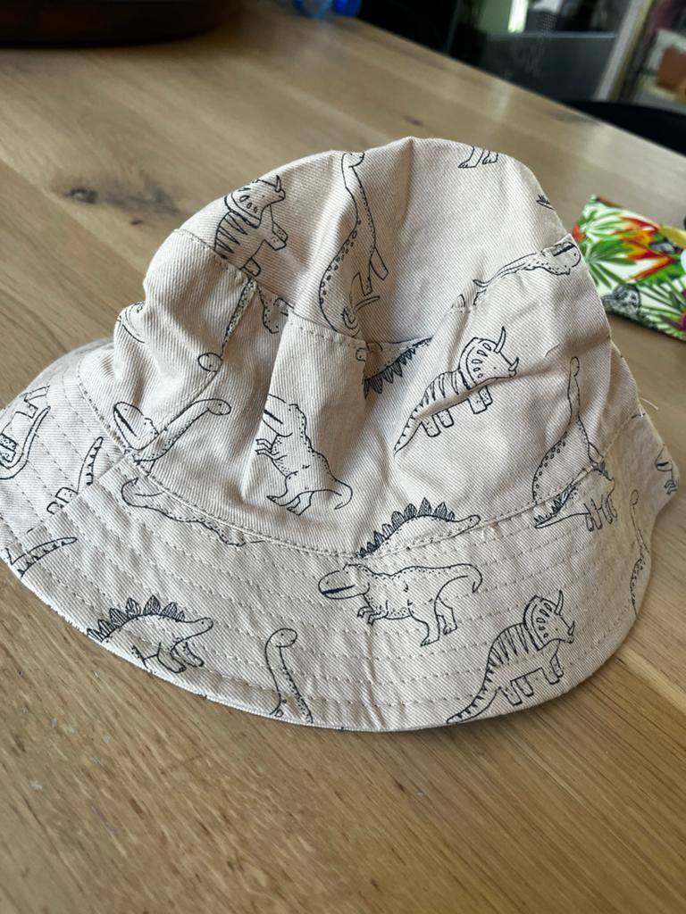 Leuke dino zonnehoed voor baby's - Maat 48cm, Jongetje of Meisje, Hoed, Nieuw, Ophalen of Verzenden