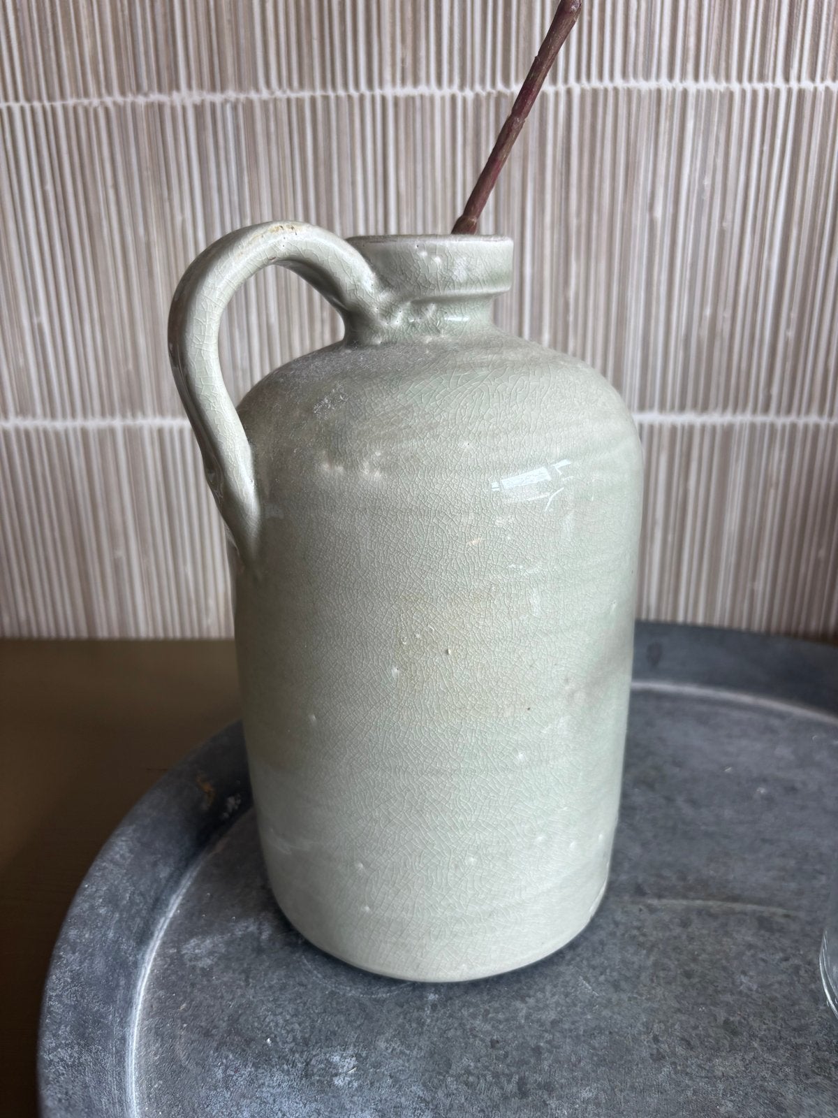 Decoratieve set: Vintage kruik en glazen fles op dienblad, Ophalen