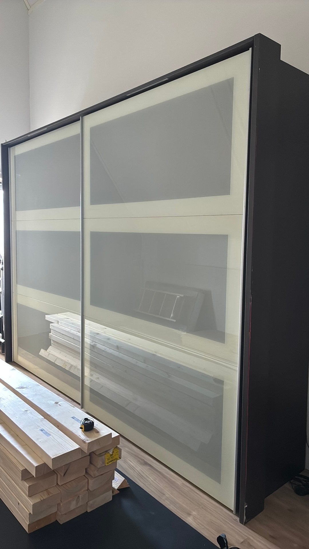 Kledingkast met melkglazen schuifdeuren 320cm, Huis en Inrichting, Kasten | Kledingkasten, Glas, Gebruikt, 200 cm of meer, 200 cm of meer