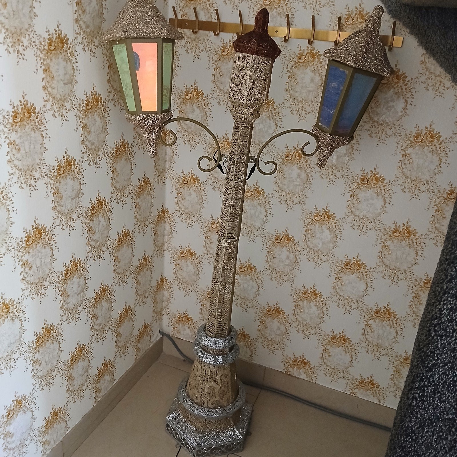 Decoratieve staande lamp met 3 gekleurde lichtpunten, Huis en Inrichting, Ophalen of Verzenden, Nieuw, Minder dan 100 cm