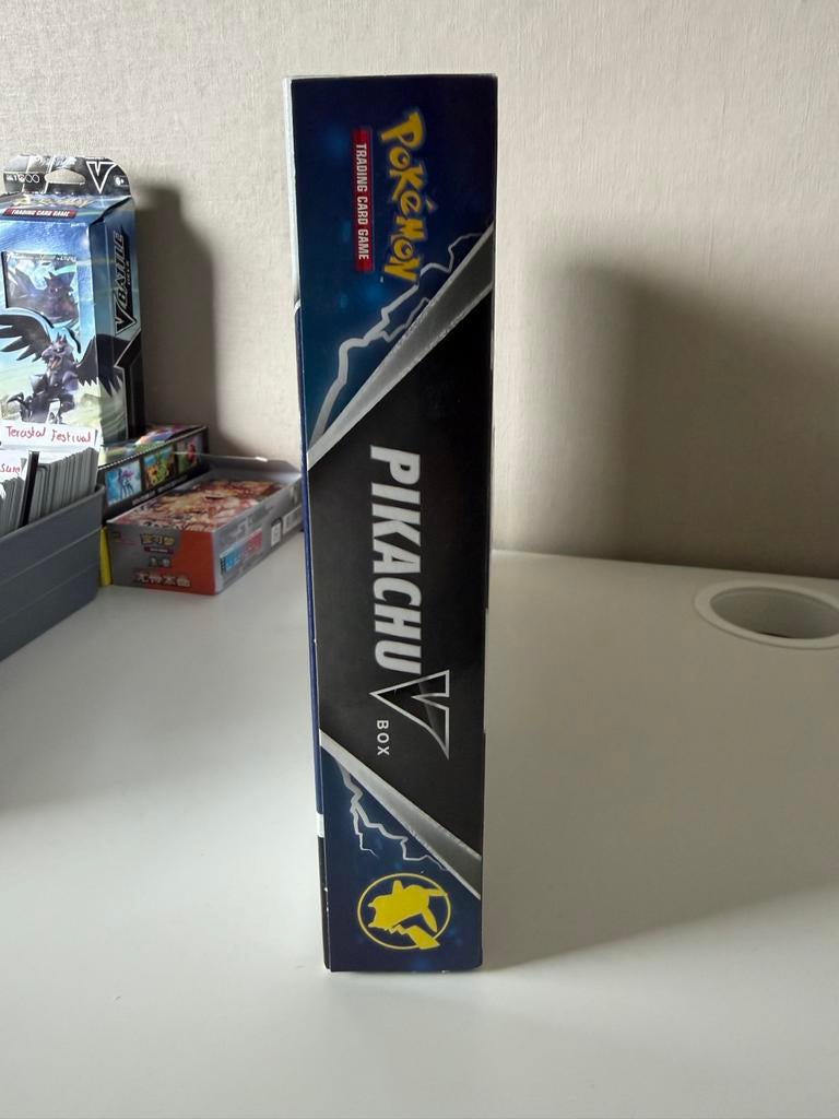 Pokémon Pikachu V Box - Nieuw en Geseald, Ophalen of Verzenden, Nieuw, Boosterbox