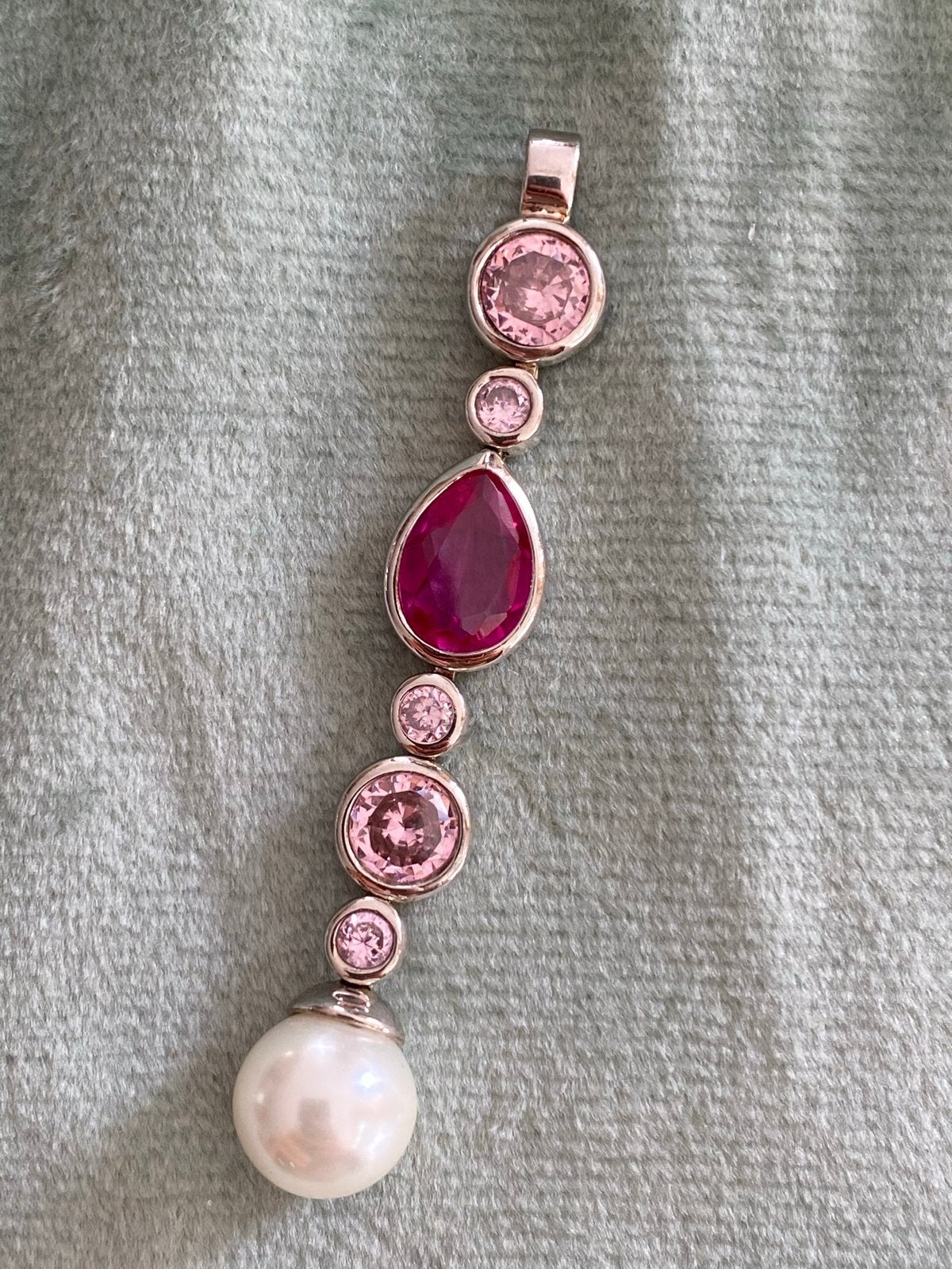 Swarovski hanger met roze kristallen en parel, Met kristal, Overige materialen, Ophalen of Verzenden, Zo goed als nieuw
