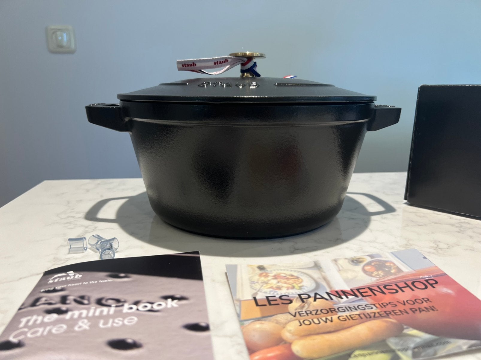 Nieuwe Staub braadpan 24 cm mat zwart in de doos, Nieuw, Ophalen of Verzenden, Staub, Met handvatten