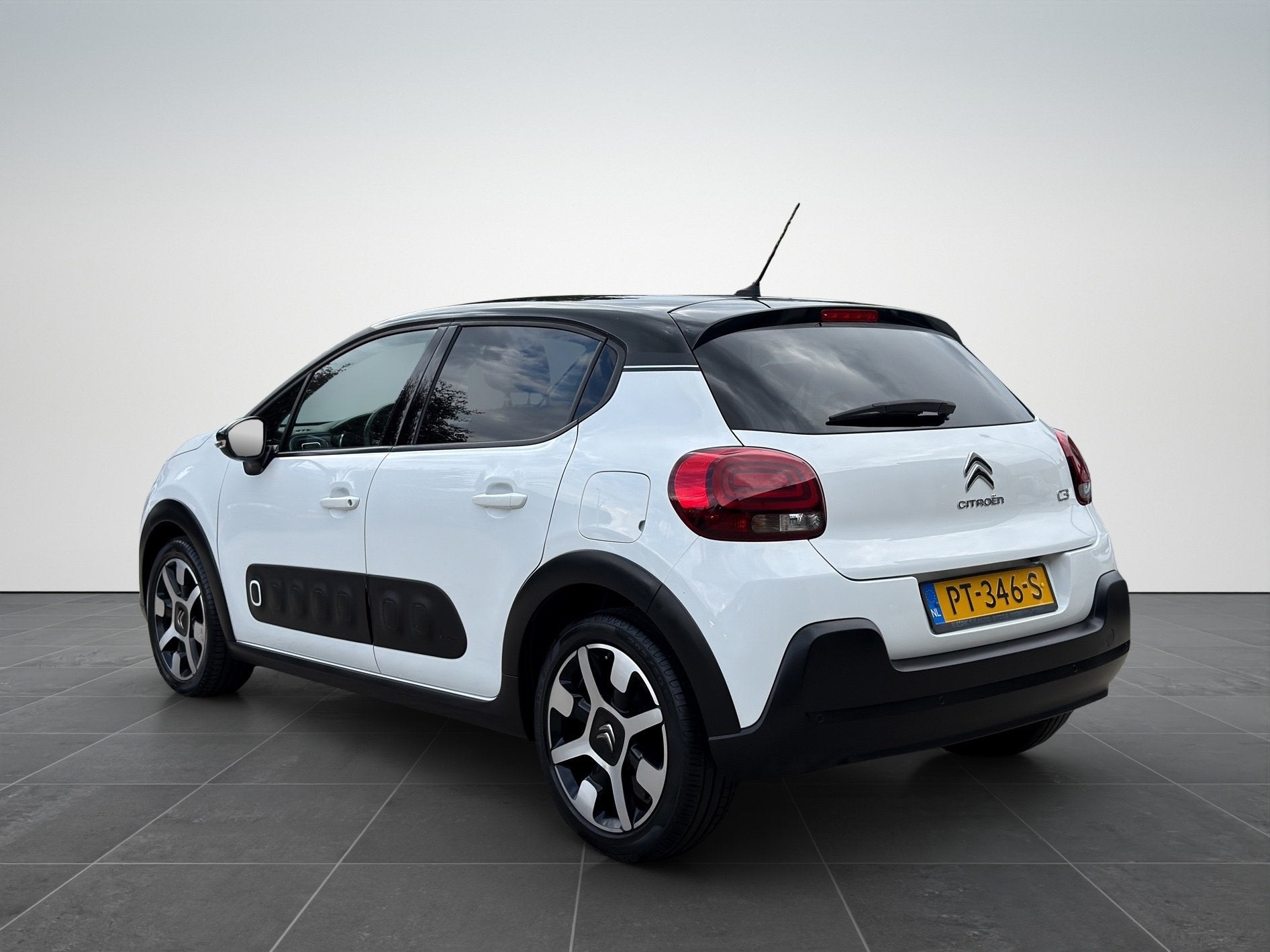 Citroen C3 1.2 PureTech Shine 1e Eigenaar|Camera|Cruise|NAP, Auto's, Dealer onderhouden, 450 kg, Euro 6, 1199 cc