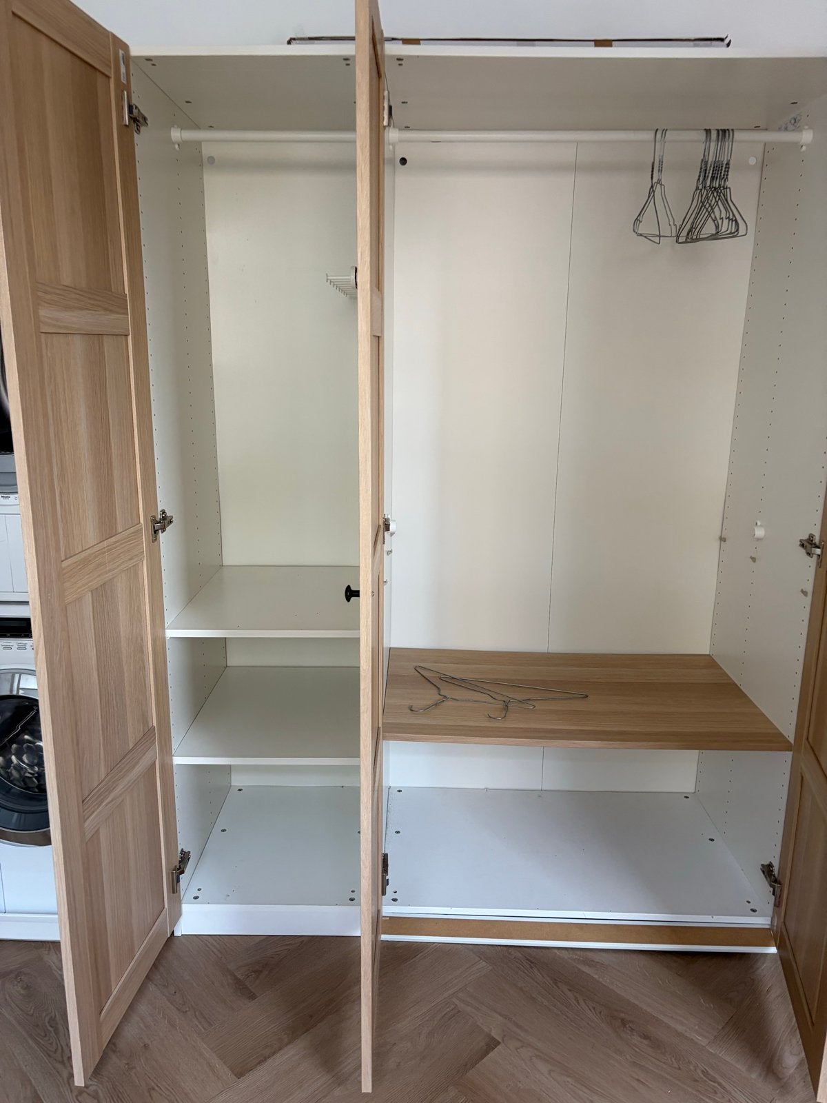 Foto 2 van IKEA PAX Kledingkast met 3 deuren en planken