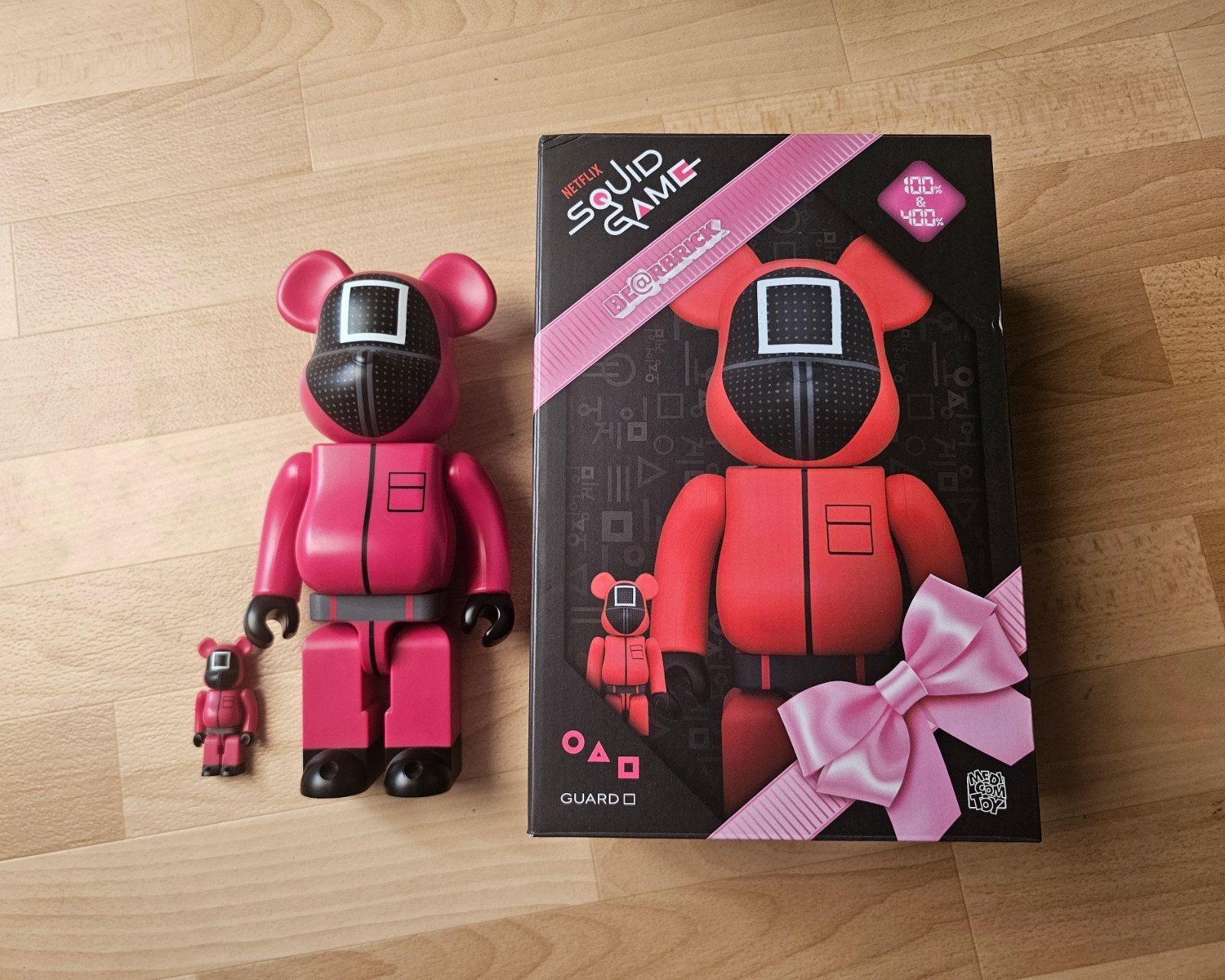 Squid Game Bearbrick 100% & 400% Guard Set Medicom Toy, Ophalen of Verzenden, Zo goed als nieuw