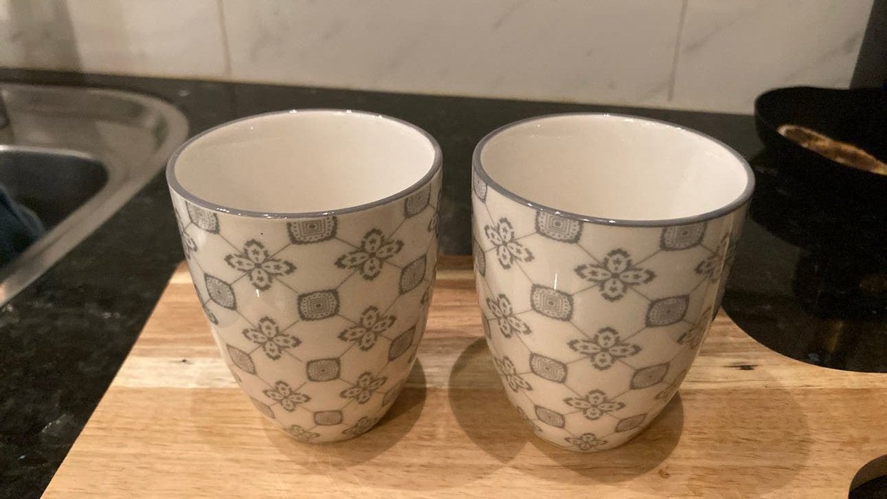 Set van 2 Albert Heijn mokken met patroon, Huis en Inrichting, Keuken | Servies, Keramiek, Nieuw, Albert Heijn, Modern